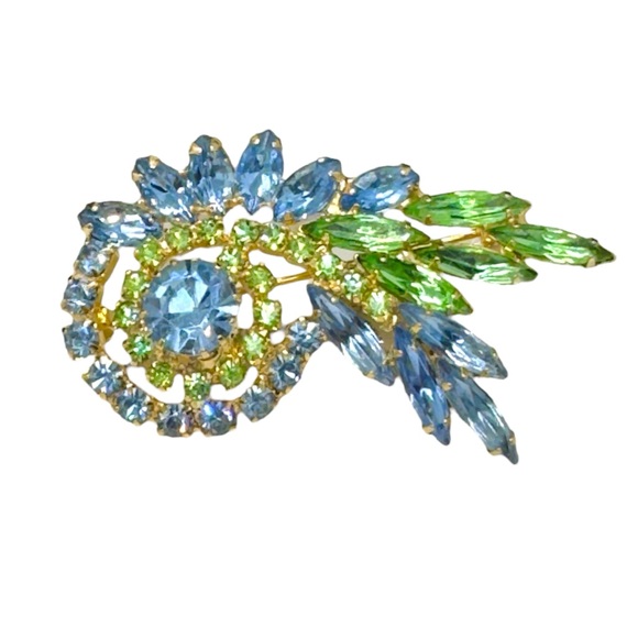Vintage Cornflower Blue & UV Reactive Apple Green Glass Brooch - Picture 3 of 6